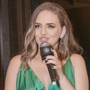 Osmarina Almeida falando ao microfone