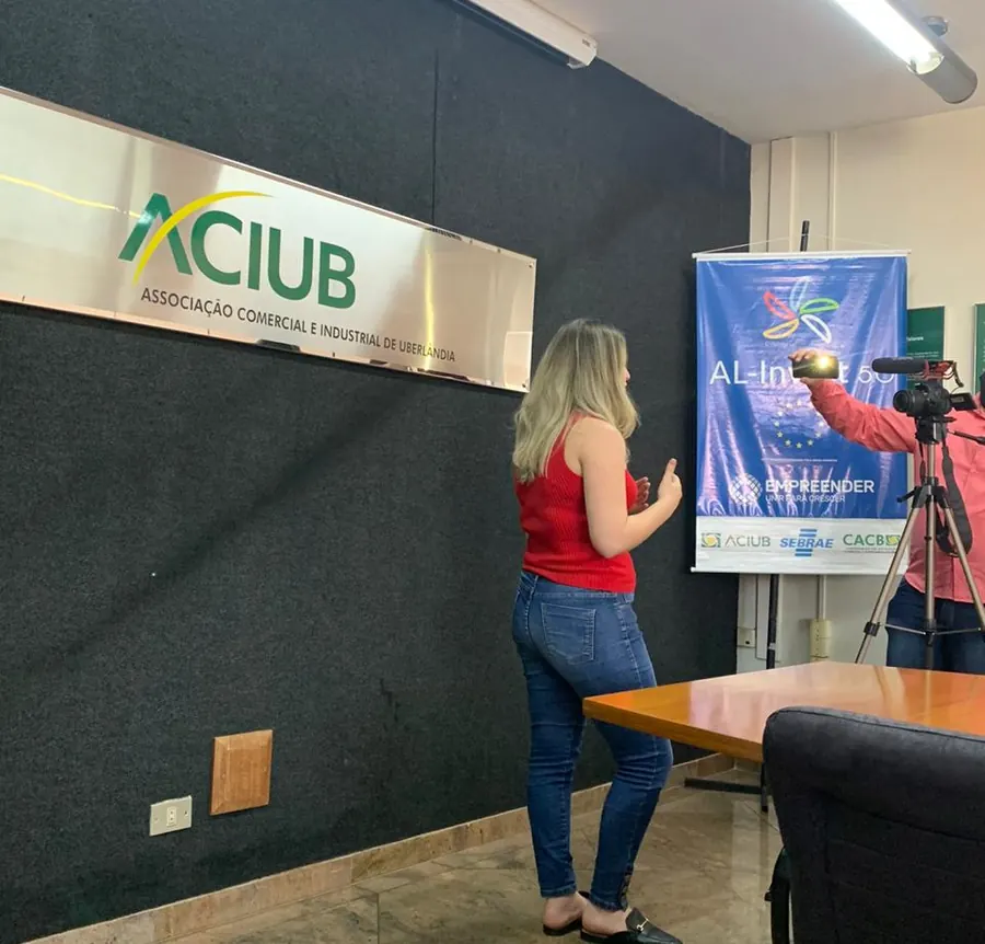 Osmarina gravando um vídeo na Associação Comercial e Industrial de Uberlândia