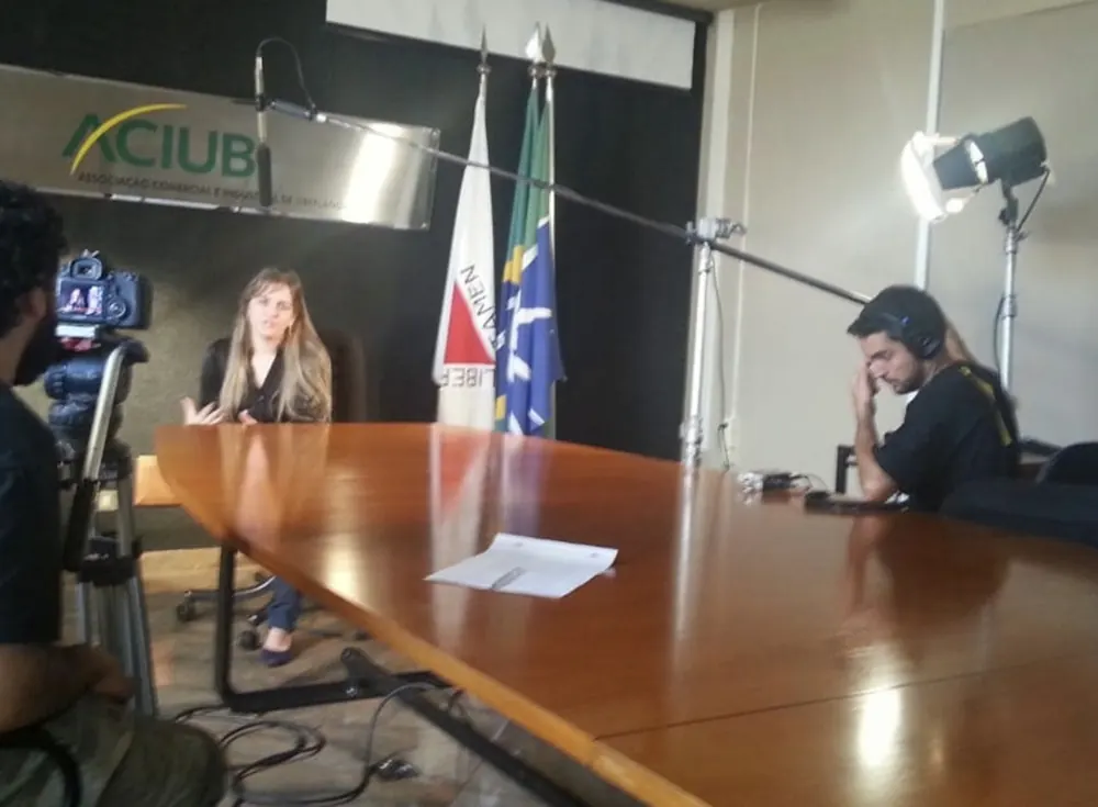 Osmarina sendo entrevistada e filmada na ACIUB