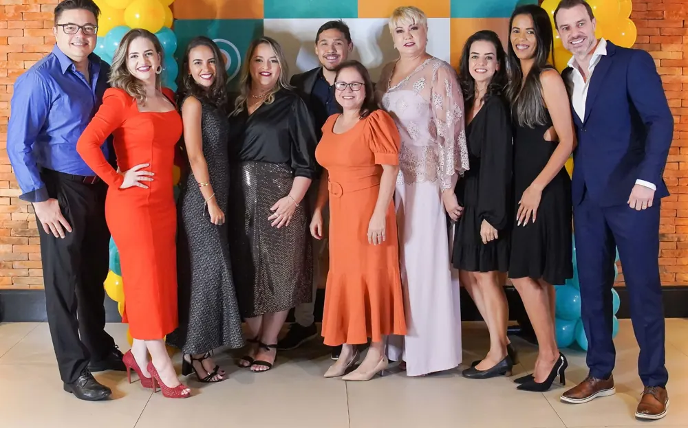 Osmarina com uma equipe de professores em um evento
