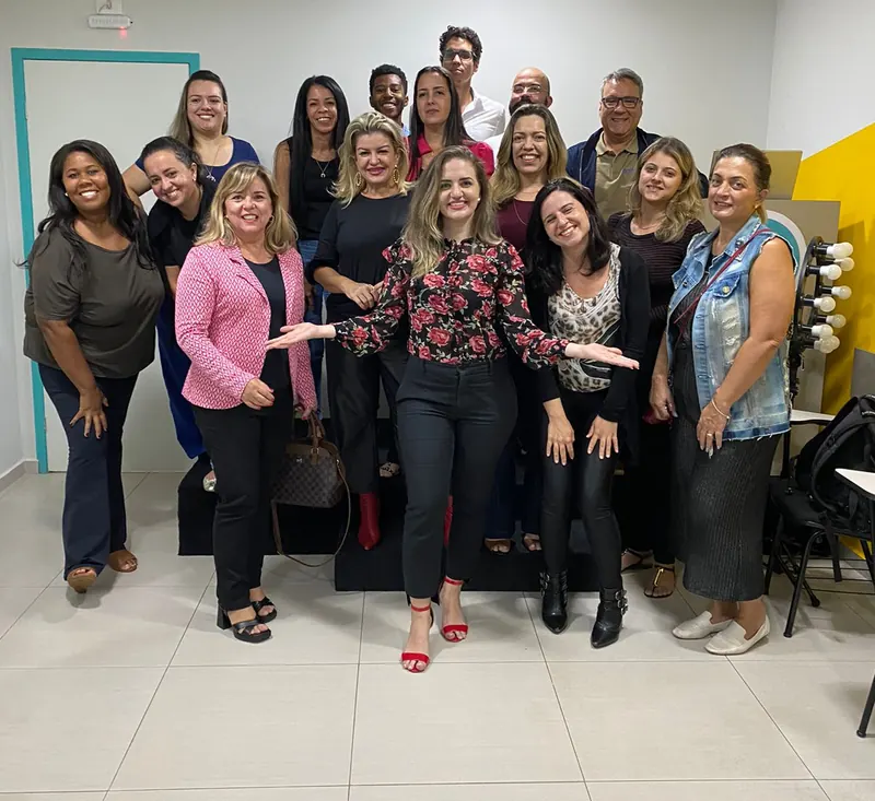 Osmarina com um grupo de alunos depois de um treinamento