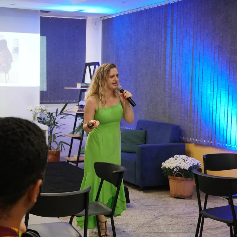 Osmarina palestrando ao microfone para o público