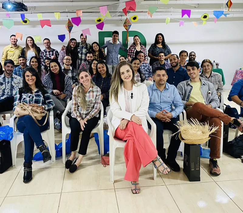 Osmarina sentada à frente de uma turma grande de alunos